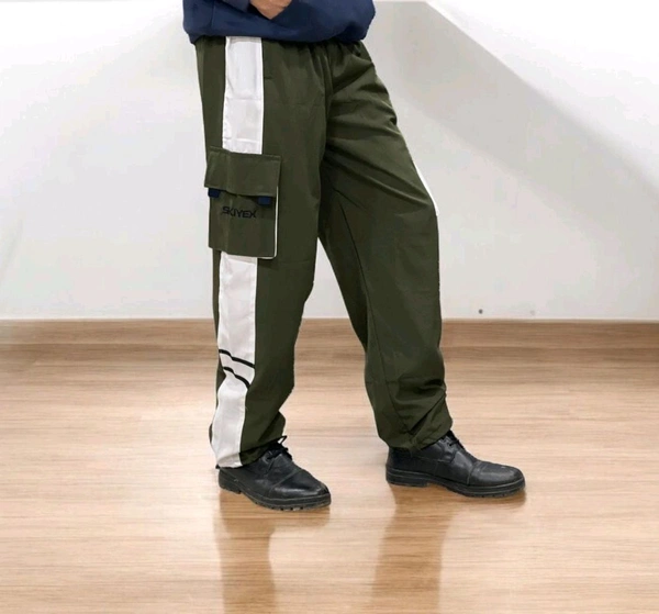 The Parachute Baggy Lower pants are a versatile and practical choice for casual wear - Xl