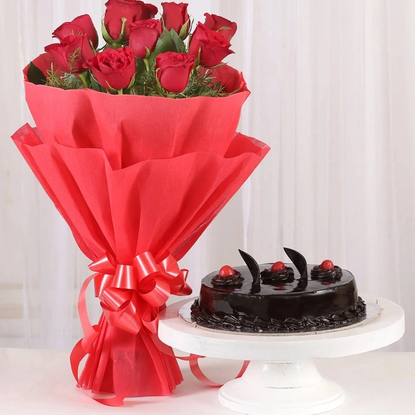 Red Rose Bunch With Strawberry Cake 