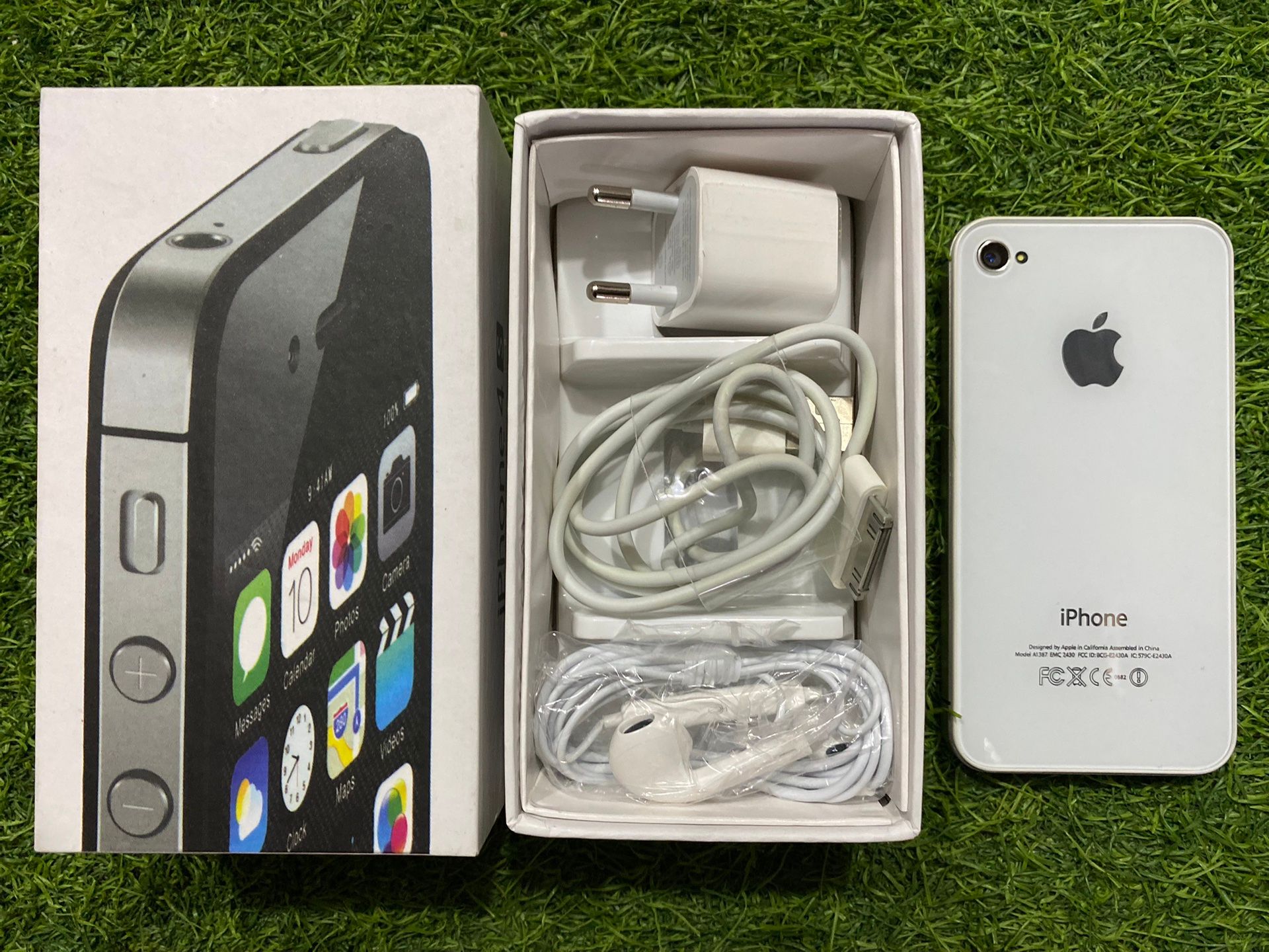 iPhone 4S / iPhone 5s 本体 2台セット 初期化済み Apple iPhone 4s 16GB With Box and Accessories 3 Month Warranty