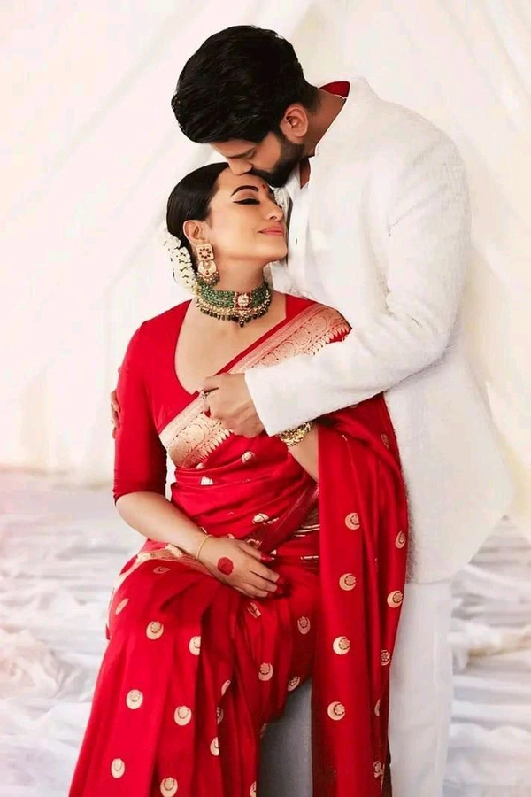 π Sonakshi Sinha Celebrity-Inspired Banarasi Silk Saree β Red Carpet Elegance in Every DrapE