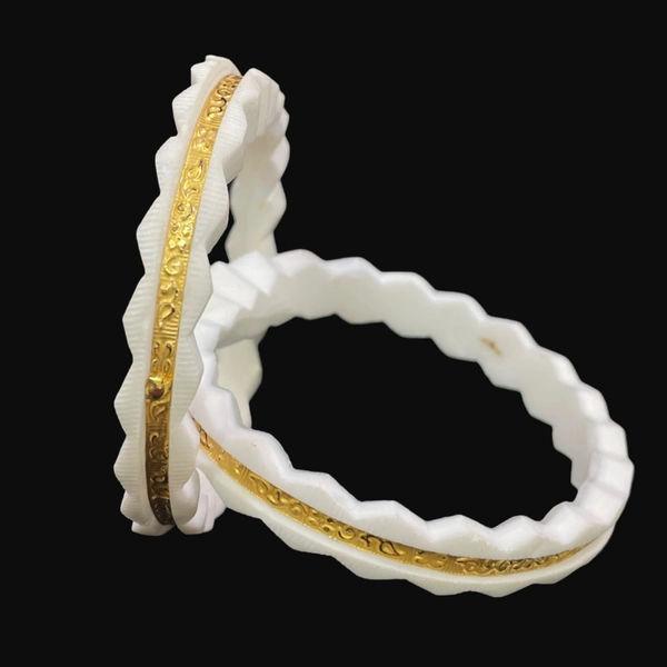 TRJ BROAD BUMMER HALLMARK 916 22KT GOLD SAKHA BADHANO APPROX. WGT: 0.600 GM WITH PURITY SMART CARD - 26 (2/6)