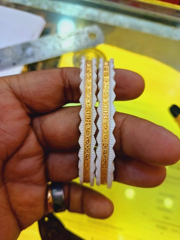 TRJ BUMMER HALLMARK 916 22KT GOLD SAKHA BADHANO APPROX. WGT: 0.600 GM WITH PURITY SMART CARD - 27