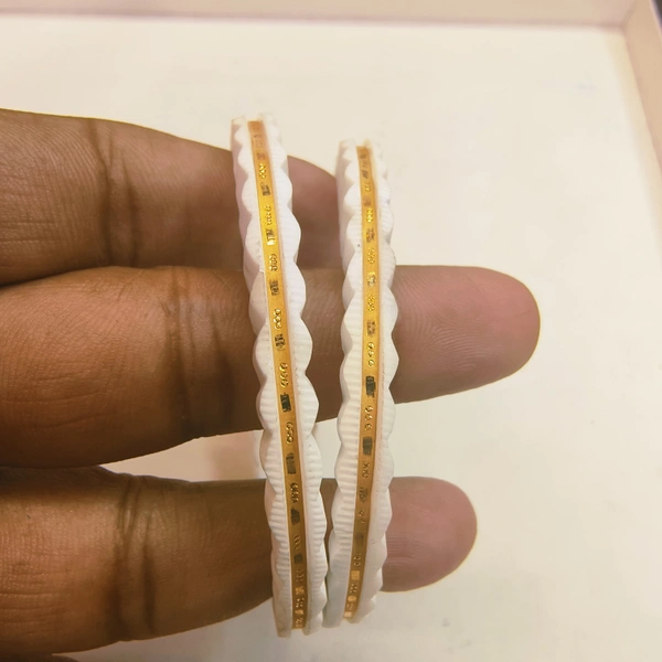 NON LAMINATED BUMMER CHILA PATH SAKHA 22KT HALLMARK APPROX WGT 0.600 - 0.700 GM (1PAIR).