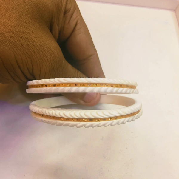 NON LAMINATED VIRAL CHILA PATH SAKHA 22KT HALLMARK APPROX WGT 0.600 - 0.700 GM (1PAIR).