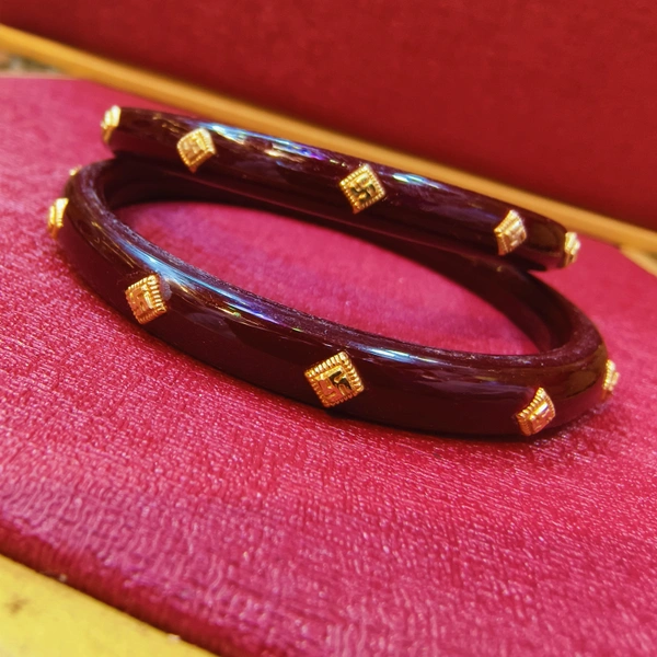 MARVEL MAROON JANGO SWASTIK DESIGN DOT KDM GOLD POLA BADHANO 1 PAIR APPROX WGT 0.400 GM