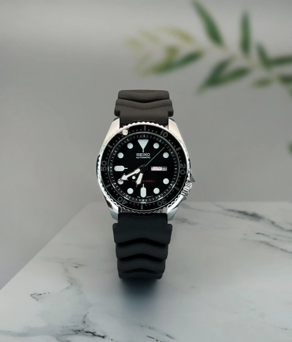 Seiko Amazez everyone around you by wearing this analog watch from the Sports Style collection by Seiko - Black