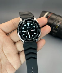 Seiko Amazez everyone around you by wearing this analog watch from the Sports Style collection by Seiko - Black