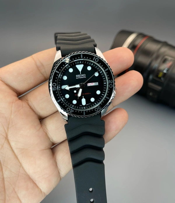 Seiko Amazez everyone around you by wearing this analog watch from the Sports Style collection by Seiko - Black