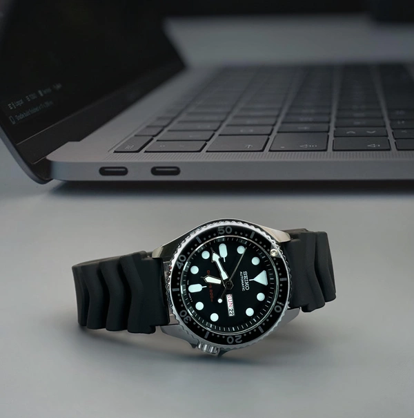 Seiko Amazez everyone around you by wearing this analog watch from the Sports Style collection by Seiko - Black