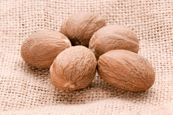 Nutmeg Whole (Jaiphal Sabut) – Pure & Natural Spice for Cooking, Milk, Sweets & Ayurvedic Remedies