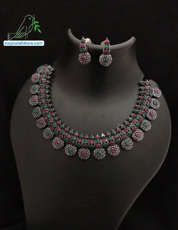 Vibrant And Eye-catching Round Necklace And Ear Rings