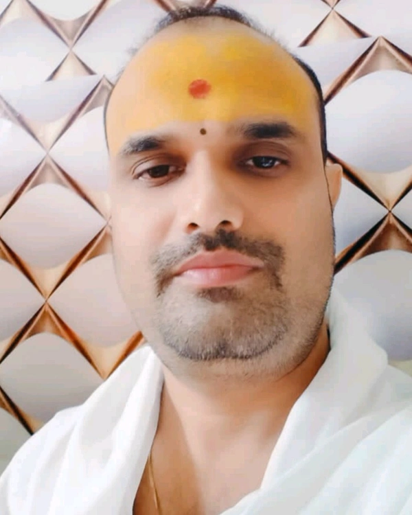 आचार्य नीरज दुबे, एम. ए.(वेद) एवं डिप्लोमा (ज्योतिष) बनारस हिंदू विश्वद्यालय, ( 7 वर्ष का अनुभव)