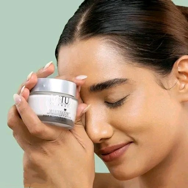 Whiteglow Skin Whitening & Brightening Deep Moisturising Cream SPF 20 | PA+++ 60gm