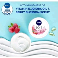 Nivea Soft Light Moisturizer Berry Blossom (100 ml)