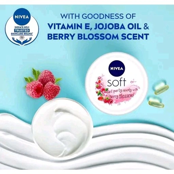 Nivea Soft Light Moisturizer Berry Blossom (100 ml)