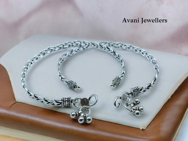 Avani Jewellers Silver Fancy Paayal - 67.7, Free Size