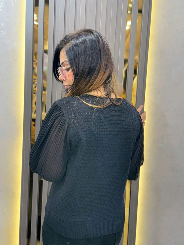 132295 Beautiful Knitted Top
