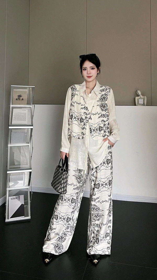 132056 Beautiful Cordset With Attach Jacket