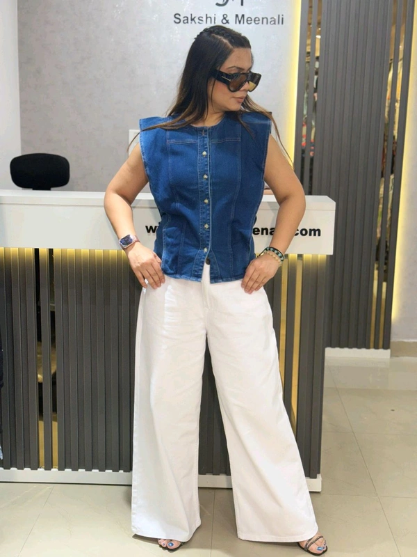 132206 Beautiful Denim Top With Flair