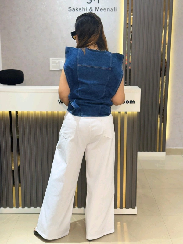 132206 Beautiful Denim Top With Flair