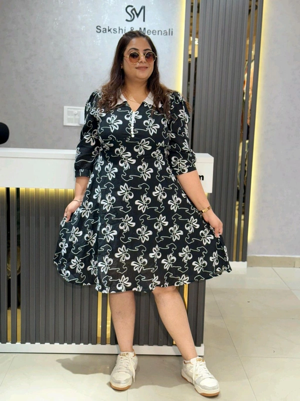 132161 Beautiful Dress With Lace Collar