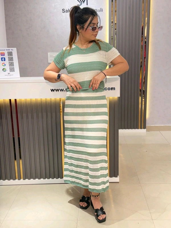 132109 Beautiful Dress With Stripes And Inner