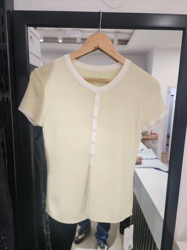 132130 Beautiful Knitted Top