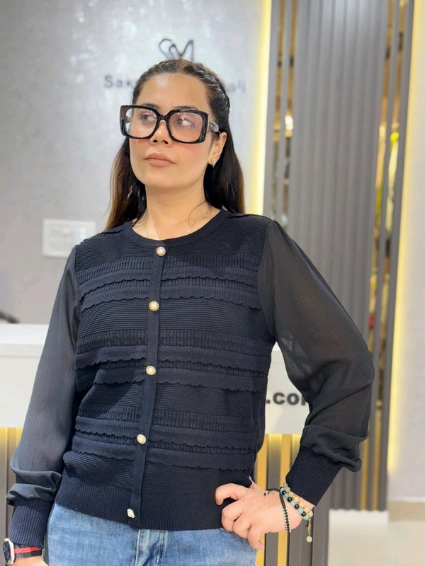 132216 Beautiful Knitted Top With Pearl Button