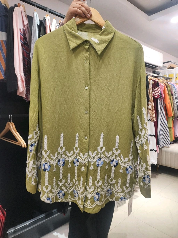 132106 Beautiful Shirt With Embroidery And Stud