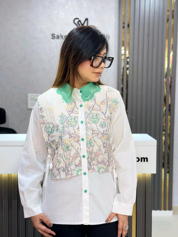 131893 Beautiful Shirt With Lace Collar