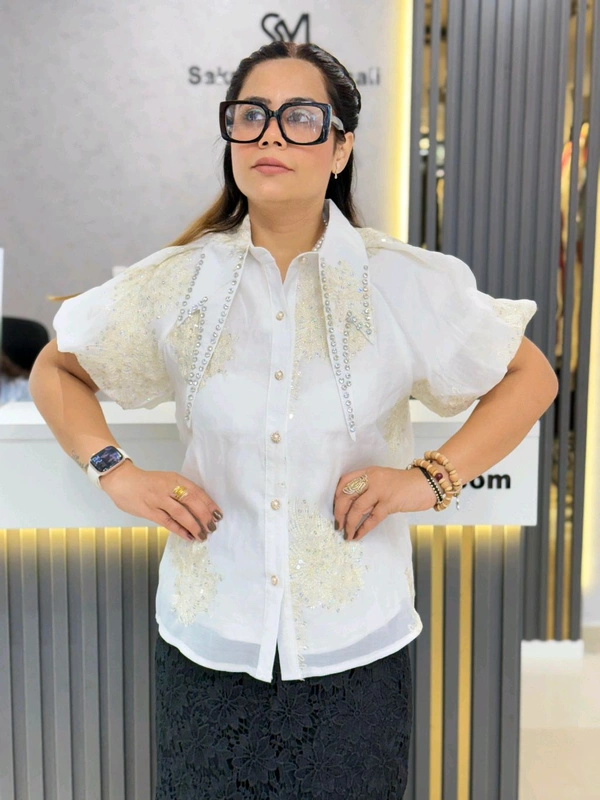 131852 Beautiful Shirt With Long Collar And Stud Detailing