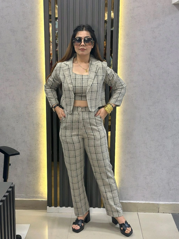 131491 Beautiful Three Piece Cordset