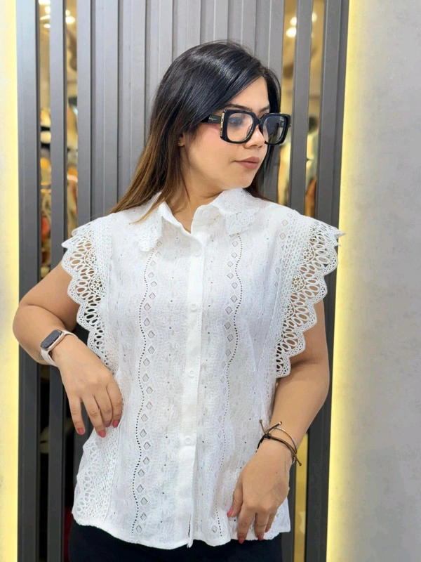 132065 Elegant Cotton Top With Lace Collar