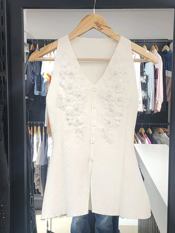 132018 Elegant Knitted Top With Sequence