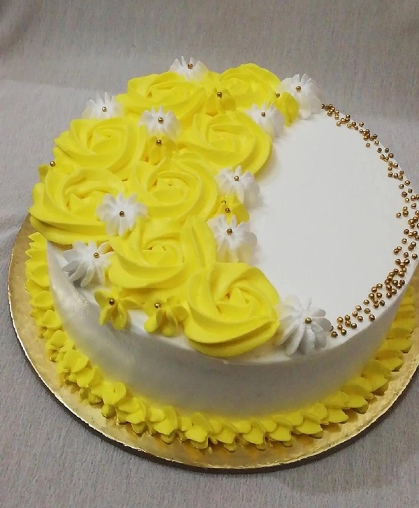 Attractive Yellow Rose Vanilla Cake With Gold Sprinkles