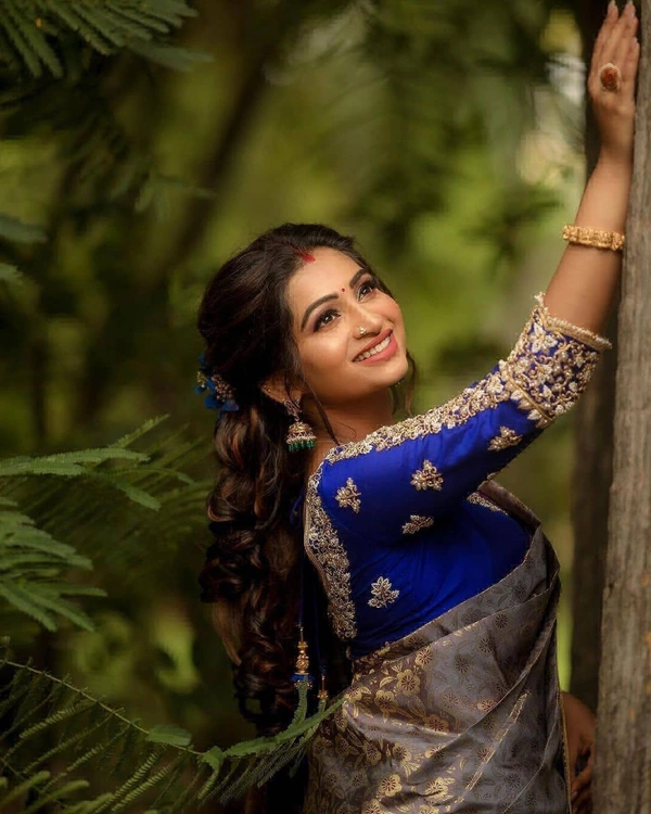 Glittering Grey Soft Banarasi Silk Saree With Snazzy Blouse Piece - Free Size