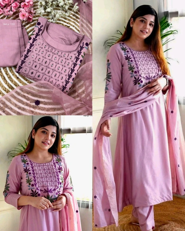 This top made from Chanderi silk With Attractive Goergeous Embroidery work And Organza Duptta
- 2XL