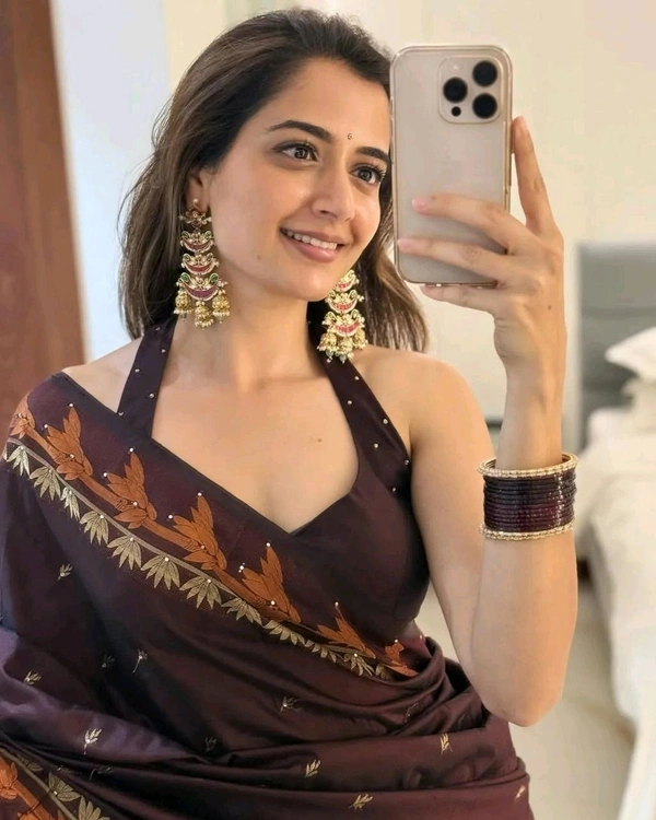 FANCY JACQUARD SAREE
- Free Size