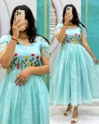 Launching Our Latest Beautiful Stylist Gown with Handowk – Where Elegance Meets Comfort
- Pink, S