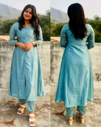 Crafted in luxurious blooming this elegant A-line kurta set is adorned with beautiful sleeve and pant handwork this work highlight rich look of the outfit
- 2XL, Maroon