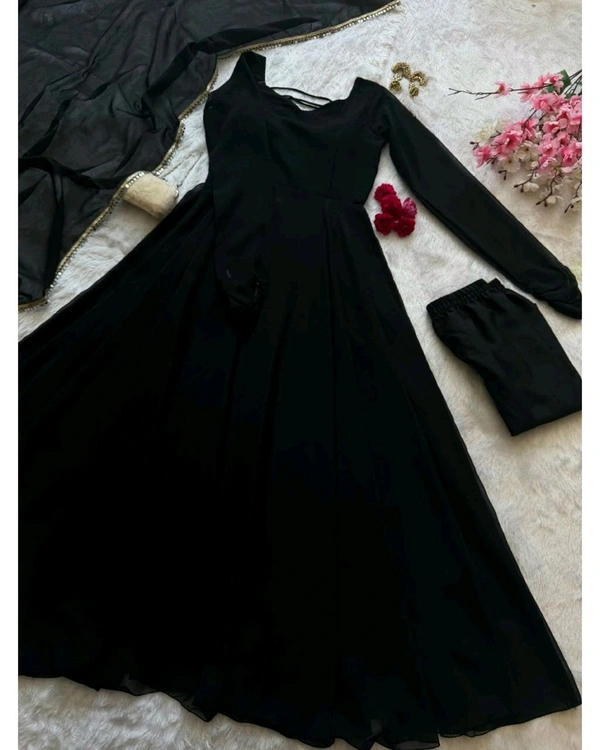 You gonna love elegance with Modern touch ,Here we Presenting Exclusive Real shoot Design 🌸 - L, Black