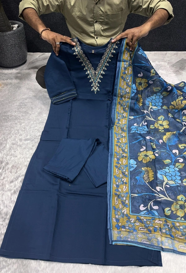 DESIHOOR Kurti Set with Dupatta in Viscose Chanderi Fabric with Embroidery. - Minsk, XL