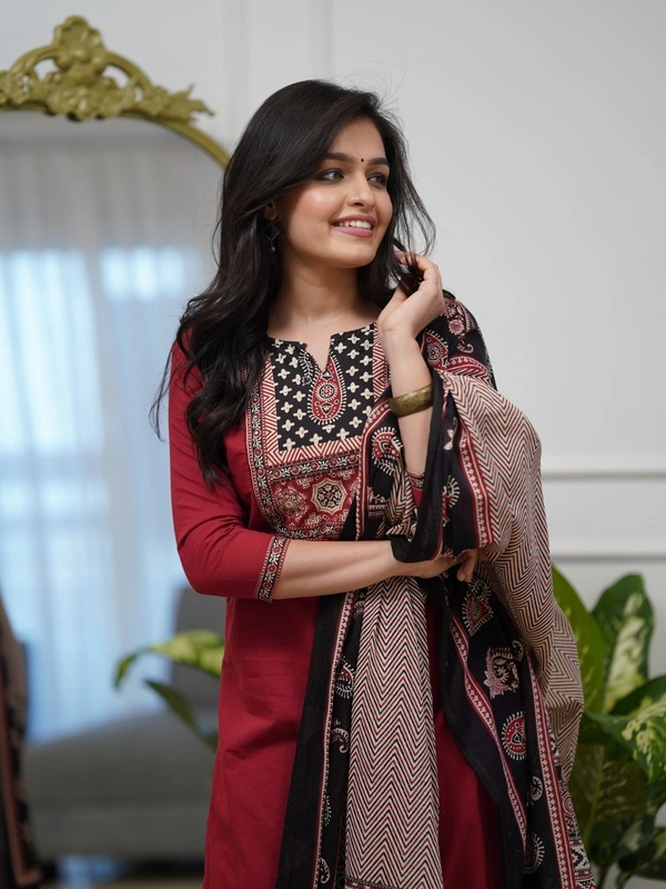 DESI HOOR Maroon Ethnic Printed Kurta Pant Dupatta Set for Women - Bright Red, S