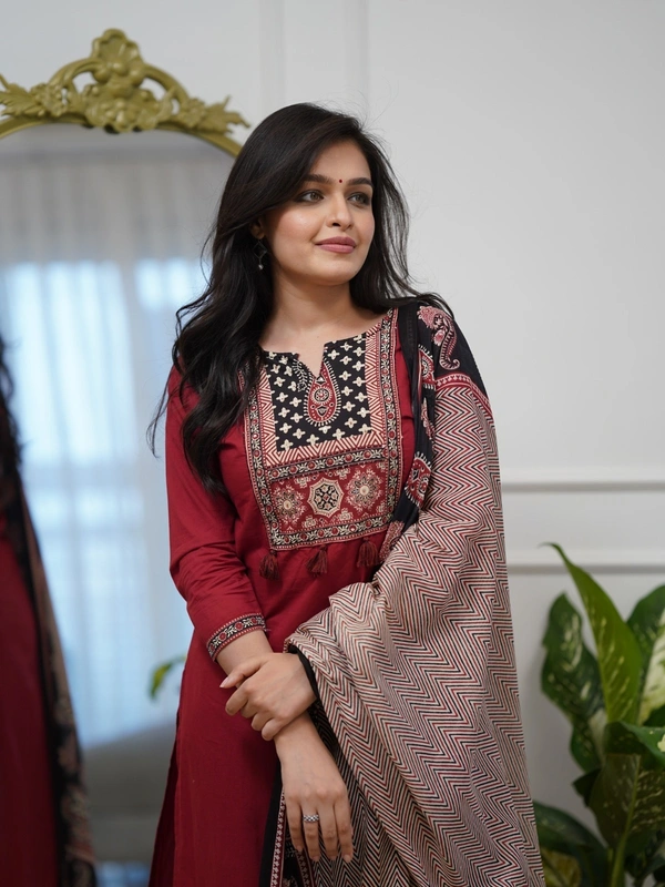 DESI HOOR Maroon Ethnic Printed Kurta Pant Dupatta Set for Women - Bright Red, XXL