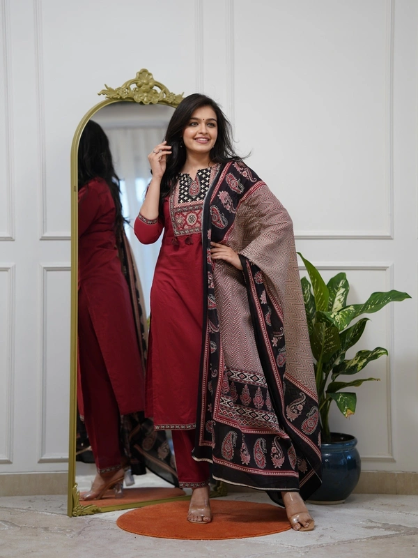 DESI HOOR Maroon Ethnic Printed Kurta Pant Dupatta Set for Women - Bright Red, S