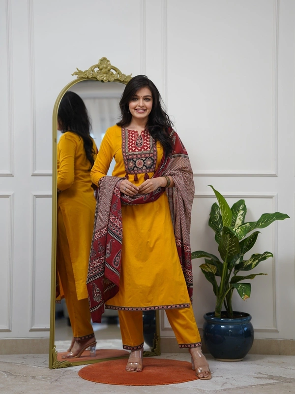 DESI HOOR Yellow Ethnic Printed Kurta Pant Dupatta Set for Women - Barberry, S