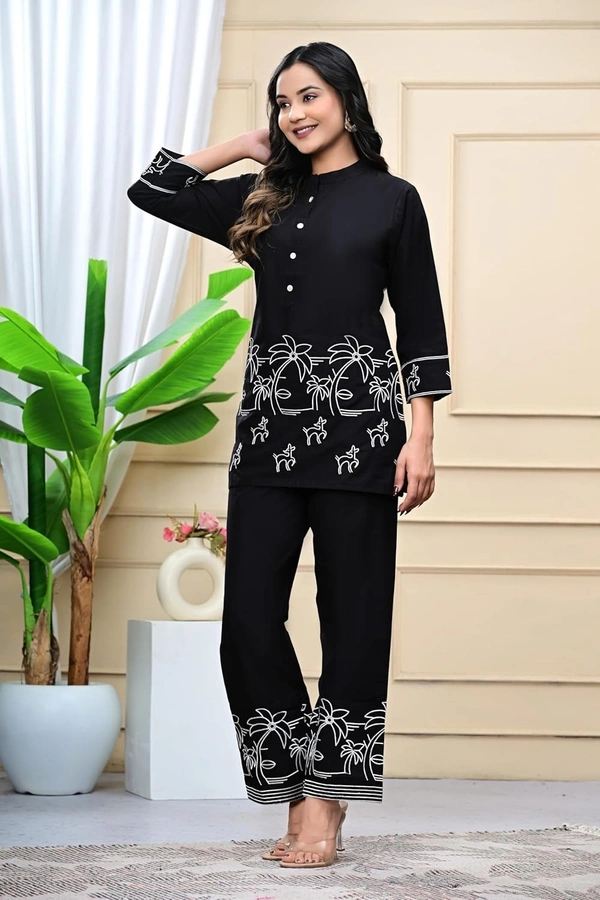 DESI HOOR CO-Oder Set Embroidered Heavy Rayon Fabric - Black, XL