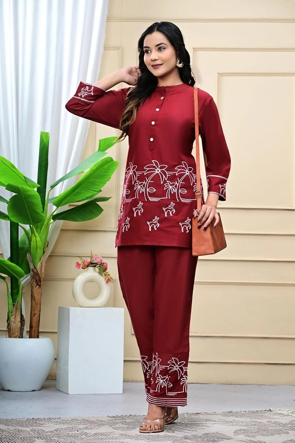DESI HOOR CO-Oder Set Embroidered Heavy Rayon Fabric - Bright Red, XL