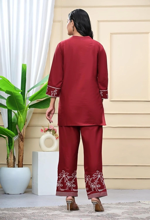 DESI HOOR CO-Oder Set Embroidered Heavy Rayon Fabric - Bright Red, M