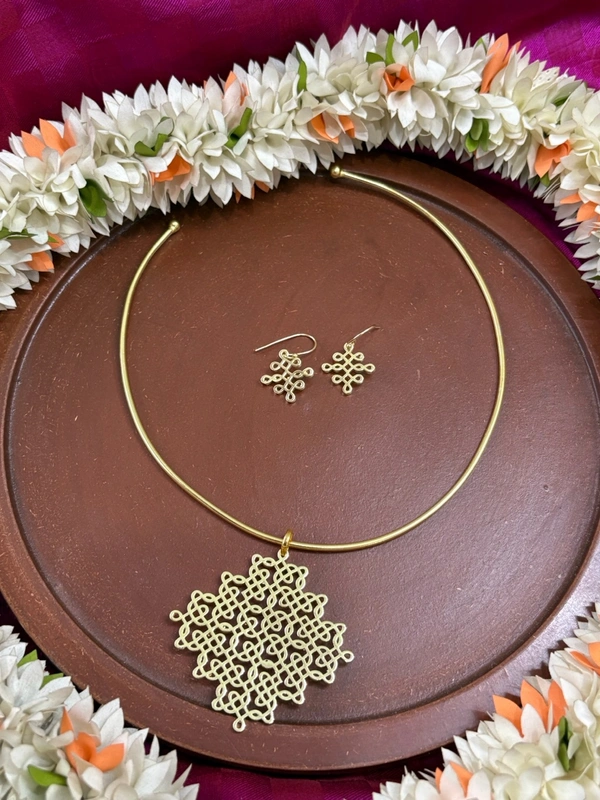 Preorder(will Be Shipped On 8th)- Janani Hasli With Pendant And Earrings 